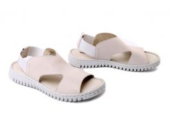 Manitu 910326-81 offhwhite, sandały damskie. Białe sandały Manitu, bez wzorów, ze skóry, bez obcasa, bez zapięcia. Za 269.90 zł.