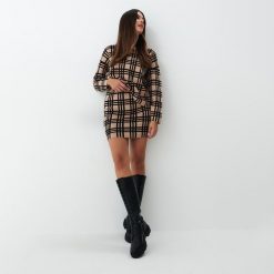 Sweter w kratę - Beżowy. Brązowe swetry Mohito, l, bez wzorów, bez ramiączek. Za 129.99 zł.