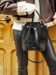 Victor & Hugo Paris Skórzana torebka "Livy" w kolorze czarnym - 21,5 x 27 x 15 cm rozmiar: onesize. Czarne torebki klasyczne Victor & Hugo Paris, bez wzorów, z materiału, przez ramię, bez dodatków. Za 260.99 zł.