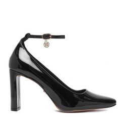Czółenka Nine West. Czarne czółenka Nine West, bez wzorów, bez obcasa, bez zapięcia. Za 279.99 zł.