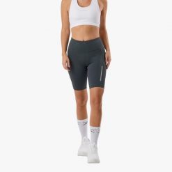 Krótkie legginsy treningowe damskie Swedemount Core Pocket Tights szybkoschnące. Zielone legginsy SWEDEMOUNT, bez wzorów, z tkaniny, sportowe, krótkie. Za 129.99 zł.