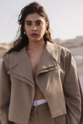 Krótka marynarka z lnem w kolorze TAUPE - LUKSOR -S/M. Brązowe marynarki i żakiety Marsala, m, bez wzorów, ze lnu, eleganckie, bez ramiączek. W wyprzedaży za 92.48 zł.