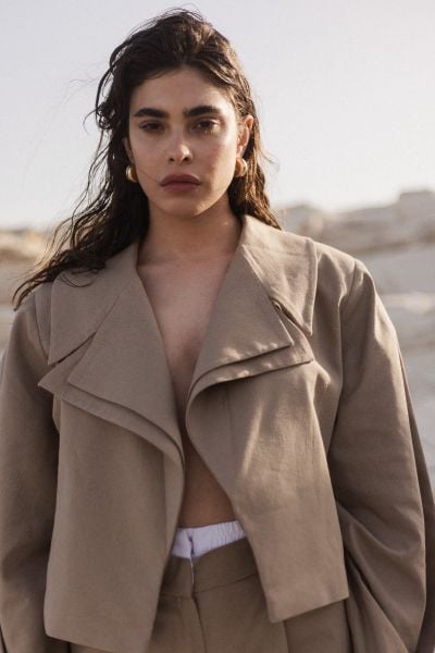 Krótka marynarka z lnem w kolorze TAUPE - LUKSOR -S/M. Brązowe marynarki i żakiety Marsala, m, bez wzorów, ze lnu, eleganckie, bez ramiączek. W wyprzedaży za 92.48 zł.