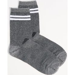 Brokatowe skarpetki z paskami - Srebrny. Skarpetki marki Mohito. W wyprzedaży za 12.99 zł.