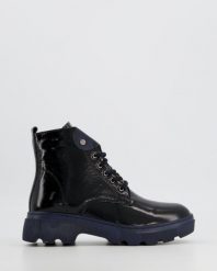LAKIEROWANE BOTKI 22110 BLACK-NAV. Czarne botki Venezia, bez wzorów, z lakierowanej skóry, bez obcasa, bez zapięcia. Za 229.00 zł.