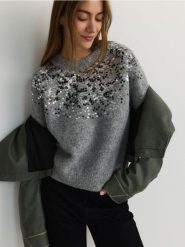 Sweter z cekinami - jasnoszary. Szare swetry Reserved, l, bez wzorów, z dzianiny, bez ramiączek. W wyprzedaży za 89.99 zł.