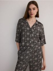 Wzorzysta koszula z wiskozy - czarny. Czarne koszule Reserved, l, bez wzorów, z wiskozy, bez kołnierzyka, bez ramiączek. W wyprzedaży za 29.99 zł.