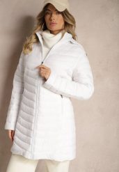 Biała Kurtka o Wydłużonym Kroju Pikowana z Odpinanym Kapturem Sintinea. Białe kurtki Renee, s, bez wzorów, z jeansu, eleganckie. W wyprzedaży za 134.99 zł.
