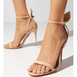 AQUAZZURA - Zamszowe sandały Bow Tie. Brązowe sandały AQUAZZURA, bez wzorów, z jeansu, boho, bez obcasa, na obcasie, bez zapięcia. Za 2,469.00 zł.