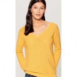 Sweter z dekoltem w szpic - Żółty. Swetry Mohito. Za 89.99 zł.
