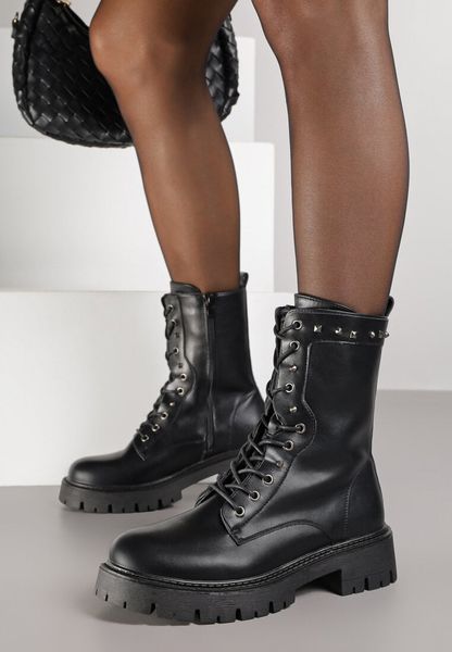 Czarne Botki Workery Zdobione Aplikacjami z Ćwiekami Nalirela. Czarne botki Renee, z aplikacjami, z jeansu, bez obcasa, na płaskiej podeszwie, bez zapięcia. Za 159.99 zł.