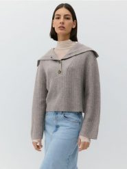 Sweter z wykładanym kołnierzem - brązowy. Brązowe swetry Reserved, l, bez wzorów, z dzianiny, bez ramiączek. W wyprzedaży za 69.99 zł.