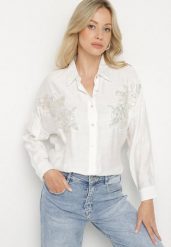 Biała Koszula Oversize z Wiskozą Zdobiona Kwiatami z Cyrkonii Jaslira. Białe koszule Born2be, l, z aplikacjami, z jeansu, eleganckie, bez kołnierzyka, bez ramiączek. W wyprzedaży za 76.49 zł.