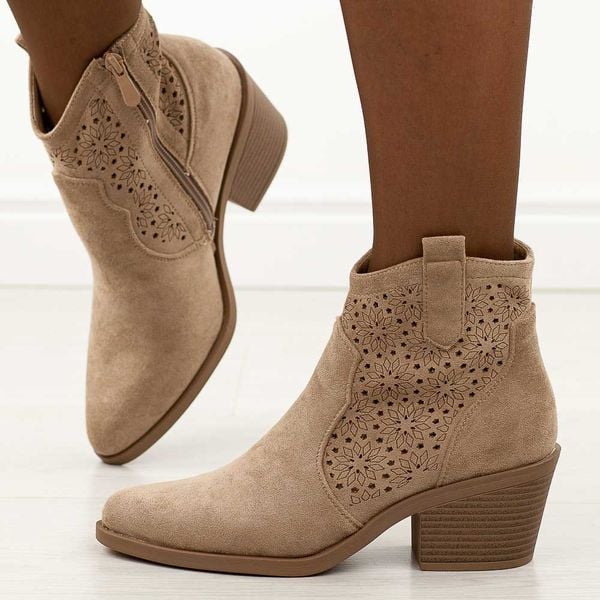 Beżowe jesienne botki damskie, kowbojki S.Barski 52-529. Brązowe botki S.BARSKI, bez wzorów, z jeansu, eleganckie, bez obcasa, na obcasie, bez zapięcia. Za 219.00 zł.