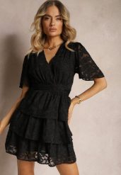 Czarna Sukienka o Rozkloszowanym Kroju z Dekoltem w Serek i Falbankami Drapia. Czarne sukienki Renee, na imprezę, l, bez wzorów, eleganckie, bez kołnierzyka, bez ramiączek, mini, rozkloszowane. W wyprzedaży za 119.99 zł.