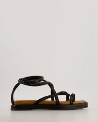 SKÓRZANE SANDAŁY 060231907 BLACK. Czarne sandały Venezia, bez wzorów, ze skóry, bez obcasa, bez zapięcia. Za 239.00 zł.
