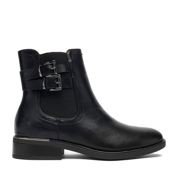 Botki Clara Barson. Czarne botki Clara Barson, bez wzorów, bez obcasa, na płaskiej podeszwie, bez zapięcia. Za 149.99 zł.