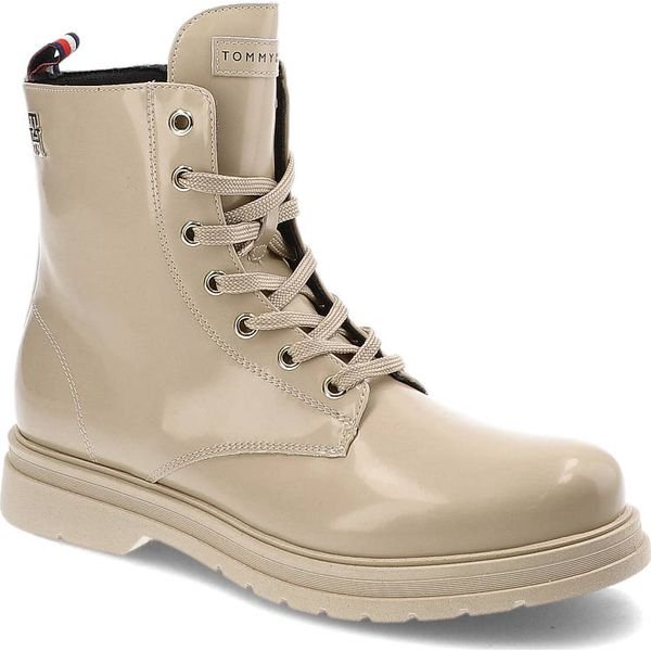 Beżowe Botki Tommy Hilfiger Modne Wygodne Buty Damskie. Brązowe botki Tommy Hilfiger, bez wzorów, z materiału, bez obcasa, na płaskiej podeszwie, bez zapięcia. Za 429.00 zł.