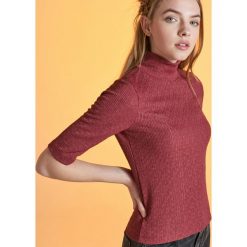 Prążkowany golf z rękawami 3/4 - Bordowy. Swetry Cropp. W wyprzedaży za 14.99 zł.