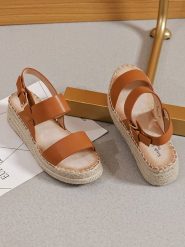 Sixth Sens Sandały w kolorze jasnobrązowym na koturnie rozmiar: 40. Brązowe sandały Sixth Sens, bez wzorów, z otwartym noskiem, bez obcasa, na koturnie, bez zapięcia. Za 123.25 zł.