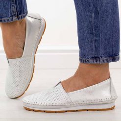 Srebrne skórzane półbuty damskie S.Barski 7049. Szare półbuty wsuwane S.BARSKI, na jesień, w ażurowe wzory, z jeansu, casualowe, bez obcasa, na płaskiej podeszwie. Za 229.00 zł.