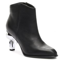 Botki KARL LAGERFELD. Czarne botki KARL LAGERFELD, bez wzorów, bez obcasa, na słupku, bez zapięcia. Za 529.99 zł.