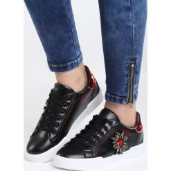 Czarne Trampki Chambray. Czarne buty sportowe lifestyle Born2be, z aplikacjami, bez zapięcia. Za 29.99 zł.