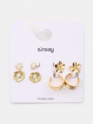 Kolczyki ze złotymi detalami 4 pack - złoty. Żółte kolczyki Sinsay, złote. Za 15.99 zł.