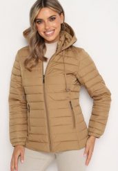 Ciemnobeżowa Pikowana Kurtka z Kapturem i Sznurkami Miviana. Brązowe kurtki Born2be, l, bez wzorów, z jeansu, z kapturem. Za 79.99 zł.
