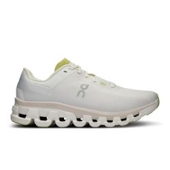 Buty do biegania damskie On Cloudflow 4 white/sand. Białe buty do biegania On, bez wzorów, z gumy, bez zapięcia, do biegania. Za 599.99 zł.