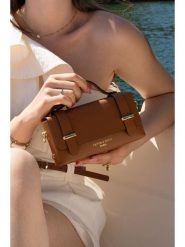 Victor & Hugo Paris Skórzana torebka "Boho" w kolorze karmelowym - 19 x 10 x 5 cm rozmiar: onesize. Brązowe torebki klasyczne Victor & Hugo Paris, bez wzorów, z materiału, boho, przez ramię, bez dodatków. Za 208.99 zł.