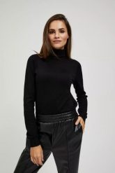 Sweter z golfem czarny. Czarne swetry MOODO, m, bez wzorów, z poliamidu, bez ramiączek. W wyprzedaży za 49.99 zł.