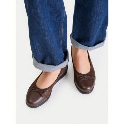 Półbuty Go Soft. Brązowe półbuty wsuwane GO SOFT, bez wzorów, bez obcasa, na koturnie. Za 179.99 zł.