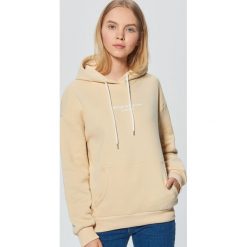 Bluza z napisem - Beżowy. Bluzy marki Cropp. Za 79.99 zł.