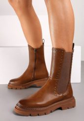 Brązowe Botki Sztyblety z Ćwiekami Wokół Elastycznej Wstawki Nirian. Brązowe botki Renee, bez wzorów, z jeansu, eleganckie, bez obcasa, na płaskiej podeszwie, bez zapięcia. W wyprzedaży za 69.99 zł.