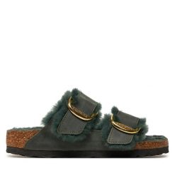 Klapki Birkenstock. Zielone klapki Birkenstock, bez wzorów, bez obcasa, bez zapięcia. Za 579.99 zł.