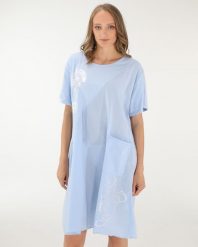 NIEBIESKA SUKIENKA Z NADRUKIEM. Niebieskie sukienki Unisono, s, bez wzorów, z bawełny, bez kołnierzyka, bez ramiączek, mini. Za 149.00 zł.