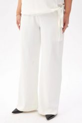 Eleganckie spodnie Rosa z poszerzoną nogawką w kolorze ecru PLUS SIZE XXL. Spodnie materiałowe Moda Size Plus Iwanek, bez wzorów, z elastanu, eleganckie, z podwyższonym stanem, krótkie. Za 249.90 zł.