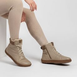 Trzewiki damskie Barefoot Wasak, licowe na płaskiej podeszwie i ocieplane futerkiem, beżowe, 768. Brązowe botki Wasak, bez wzorów, ze skóry, bez obcasa, na płaskiej podeszwie, bez zapięcia. Za 309.00 zł.