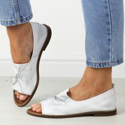 Srebrne skórzane Polskie sandały damskie z zakrytą piętą Deoni D488. Szare sandały Deoni, bez wzorów, ze skóry, klasyczne, bez obcasa, na obcasie, bez zapięcia. Za 399.00 zł.