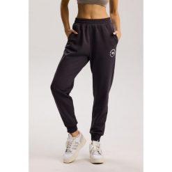 Damskie spodnie dresowe Rough Radical Cotton Active Joggers. Brązowe spodnie dresowe ROUGH RADICAL, bez wzorów, z dresówki. W wyprzedaży za 144.42 zł.