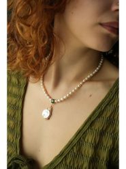 Pierres delicates Pozłacany naszyjnik z perłami i zawieszką - dł. 50 cm rozmiar: onesize. Zielone naszyjniki Pierres delicates, z materiału, z cyrkonią, pozłacane. Za 108.99 zł.