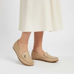 Mokasyny damskie Armodo, cholewka ze skóry naturalnej konstrukcja z dekoracyjną aplikacją miękka forma niska elastyczna podeszwa zapewniająca komfort. Brązowe mokasyny Armodo, z aplikacjami, ze skóry. Za 379.00 zł.