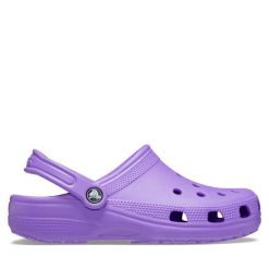 Klapki Crocs. Fioletowe klapki Crocs, bez wzorów, bez obcasa, bez zapięcia. Za 239.99 zł.