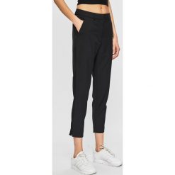 Calvin Klein Jeans - Spodnie. Czarne spodnie materiałowe Calvin Klein Jeans, bez wzorów, z elastanu, casualowe. W wyprzedaży za 319.90 zł.