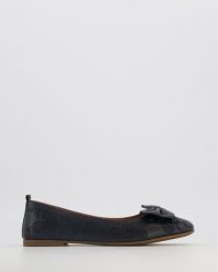 BALERINY Z KOKARDĄ 00951939810 BLAC. Baleriny Venezia, bez wzorów, ze skóry, bez obcasa, bez zapięcia. Za 249.00 zł.