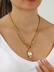 L'Atelier de Gaia Pozłacany naszyjnik z zawieszką - dł. 45 cm rozmiar: onesize. Białe naszyjniki L'Atelier de Gaia, z materiału, z perłą, pozłacane. Za 84.21 zł.