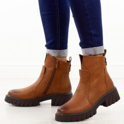 Camelowe botki damskie M.Daszyński 2502-6. Brązowe botki M.Daszyński, bez wzorów, z jeansu, eleganckie, z okrągłym noskiem, bez obcasa, na platformie, bez zapięcia. Za 199.00 zł.