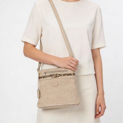 Torebka damska Rieker, z tekstylnego materiału o plecionej strukturze z regulowanym paskiem na ramię praktyczną kieszenią z przodu i lekką wygodną fo. Brązowe torebki klasyczne Rieker, bez wzorów, ze skóry, eleganckie, na ramię, bez dodatków. Za 239.00 zł.