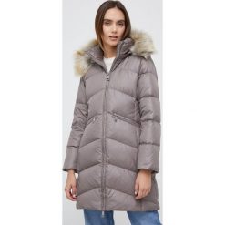 Calvin Klein kurtka puchowa damska kolor fioletowy zimowa. Fioletowe kurtki Calvin Klein, na zimę, l, bez wzorów, z puchu, bez kaptura. W wyprzedaży za 1,079.90 zł.